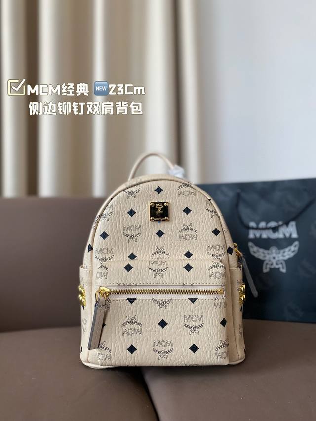 小号 Mcm经典侧边铆钉双肩背包 还是经典的黑色跟干邑色 Mcm双肩包有多火爆不用我多说吧！侧钉背包是经典中的经典！很多偶像剧里都会出现的一款！各路明星大咖纷纷