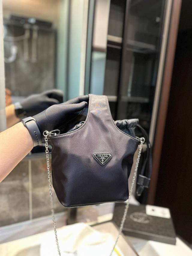 普拉达prad爆款 网红同款 抽绳小水桶包 Prada 饭盒包 可手提 可斜挎 配链条可以斜挎 X尺寸14.14