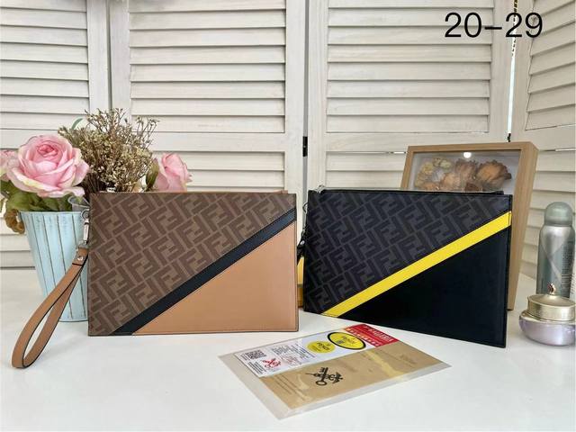 芬迪，进口纳帕牛皮，原版五金感真棒。顶级设计师打造休闲风格制作超顺滑拉链、顶级油边平滑、 超大容量空间设计多卡位+暗格拉链、 设计精雕细琢一分不差，匠心制作有口