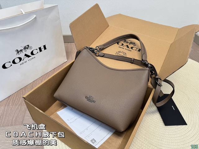 飞机盒 蔻驰coach腋下包 质感爆棚的美 上身真的太太太有质感啦 日常逛街不要太吸晴 尺寸28 20