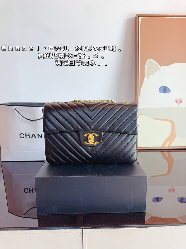 配礼盒. Chanelcf系列 Cfv链条包香奈儿#精致女神推荐入手呦 美貌与实用并存 近年超盛行而小香这款做的超级棒 百搭休闲,职业,萌新等多种风格 材质是原