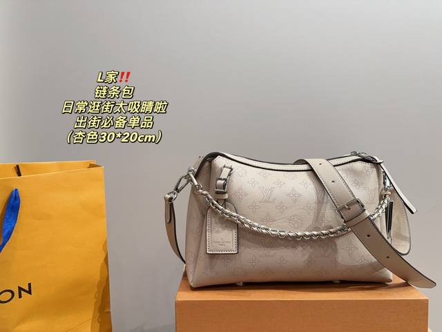 尺寸30.20 Lv链条包 时髦拿捏住啦 不显老气好好搭啊 而旦貌美气质加成好高的呀~ 爱死了这份从容优雅