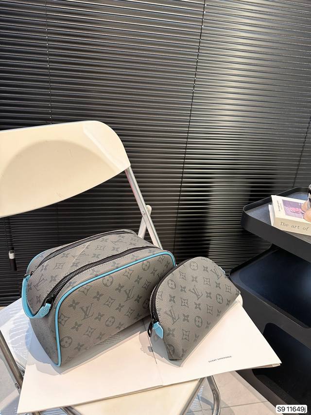 Lv化妆包 在老花基本款上动点小心思 不过lv的设计表达也总是很直白 让你瞬间能够跟它建立某种契合 似乎有悖于这个冬天 这些皮具又有一种中古的气息 确实时尚本身