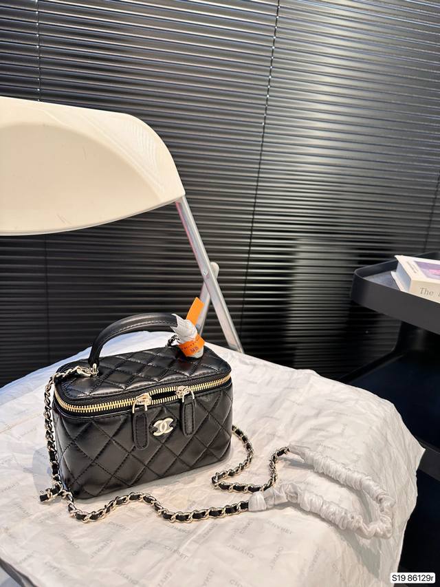 香奈儿化妆包 我觉得吧，每个爱化妆的妹子都应该有个化妆包， 出门拿上就可以走， 里面装上我们最常用的化妆品， 再也没有出门忘带口红的烦恼啦。 尺寸：16 10