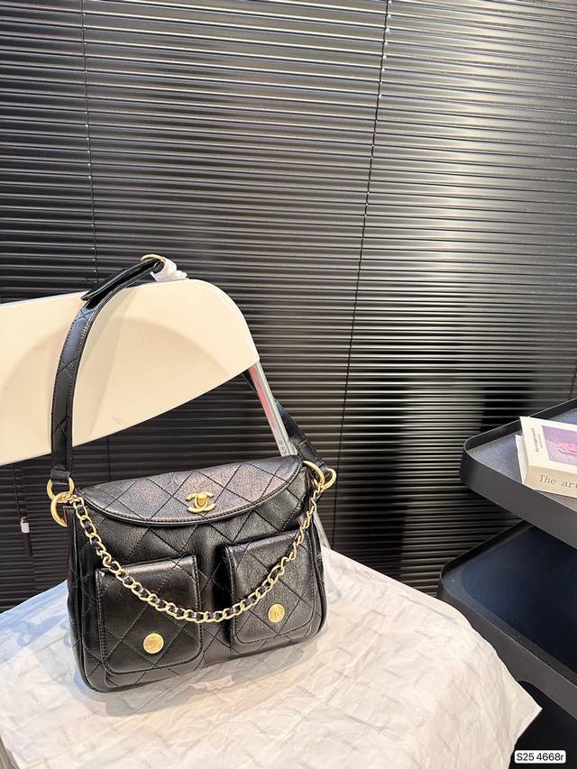 香奈儿腋下 谁懂啊！拥有chanel 24P Hobo的快乐还得是香香！24P这款hobo真真真好看～很轻又很复古的感觉.感觉香香这两季的大包真的太好看了感觉大