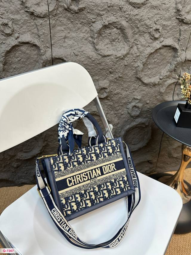 迪奥dior Book Tote 24新款可以背的托特来了！ 可可爱爱的mini 尺寸23.16Cm