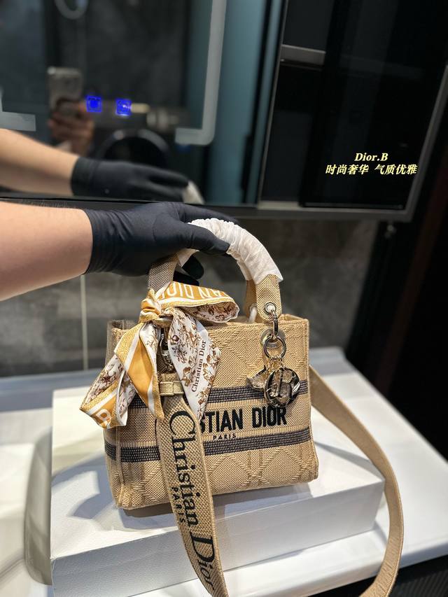 礼盒包装 迪奥 戴妃刺绣 独特的艺术气息 颜值高 集美必入尺寸23.20 礼盒包装 迪奥 戴妃刺绣 独特的艺术气息 颜值高 集美必入尺寸23.20