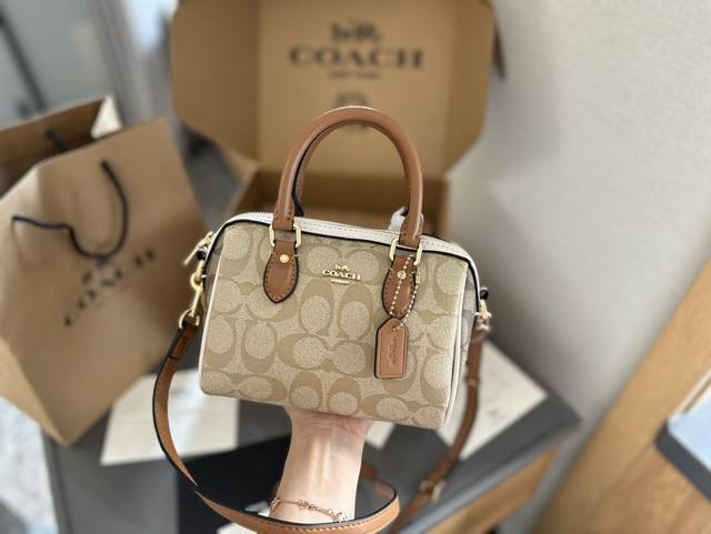 原单 “折叠礼盒官网飞机盒” Size:18Cm Coach 新款 新品 超级可爱的迷你波士顿 经典的小号的 Size 小小的身体,大大的容量! 搜索coach 原单 “折叠礼盒官网飞机盒” Size:18Cm Coach 新款 新品 超级可爱的迷你波士顿 经典的小号的 Size 小小的身体,大大的容量! 搜索coach