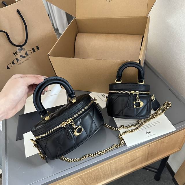 折叠礼盒包装 Size：14Cm小 17Cm大 蔻驰coach新款小废包来喽~ 今年新款小盒子包。 小小超级超级爱！！