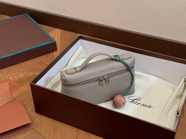 配盒 Size：20*11Cm Loropiana包火出圈 Gigi也爱不释手~ 真的对l20毫无抵抗力