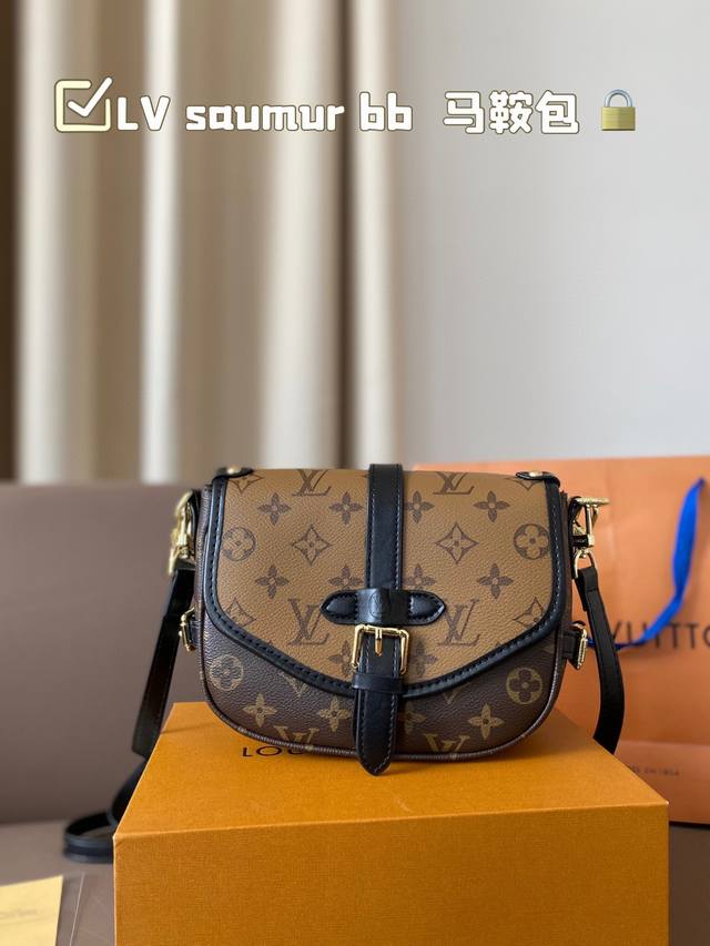 Lv双子星迷你 Lv Saumur Bb Lv马鞍包 媲美邮差包,都是老花,大小差不多,邮差包更有棱角一些。个人感觉这款比邮差包更百搭,更漂亮些,尺寸21 16 Lv双子星迷你 Lv Saumur Bb Lv马鞍包 媲美邮差包,都是老花,大小差不多,邮差包更有棱角一些。个人感觉这款比邮差包更百搭,更漂亮些,尺寸21 16