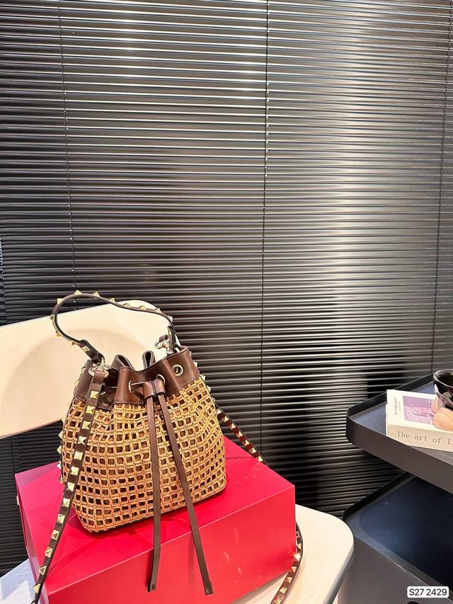 配折叠盒子 Valentino 华伦天奴编织包24春夏浓浓的度假风，却也适合日常觉得这样的包包得有一个，毕竟，海浪、沙滩，没人想拒绝# 尺寸：18 20 货号2