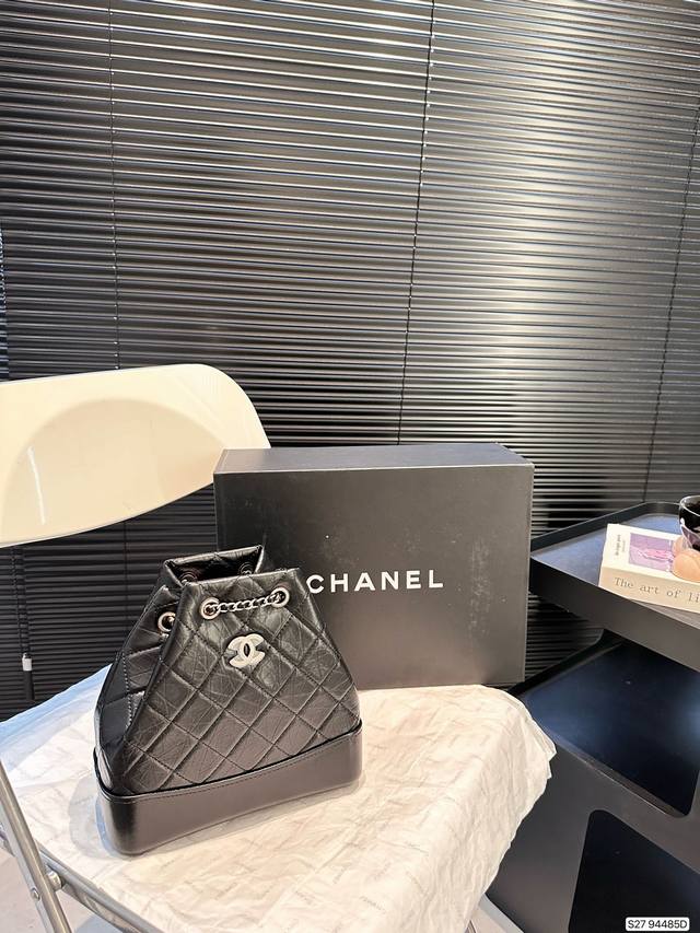 配折叠礼盒 香奈儿 Chanel流浪双肩包真的太好用了 什么衣服都可以搭配 超级能装 造型自带时尚气质 肩带多种背法 双背 单肩 斜挎 回家自己探索吧 尺寸:2 配折叠礼盒 香奈儿 Chanel流浪双肩包真的太好用了 什么衣服都可以搭配 超级能装 造型自带时尚气质 肩带多种背法 双背 单肩 斜挎 回家自己探索吧 尺寸:2