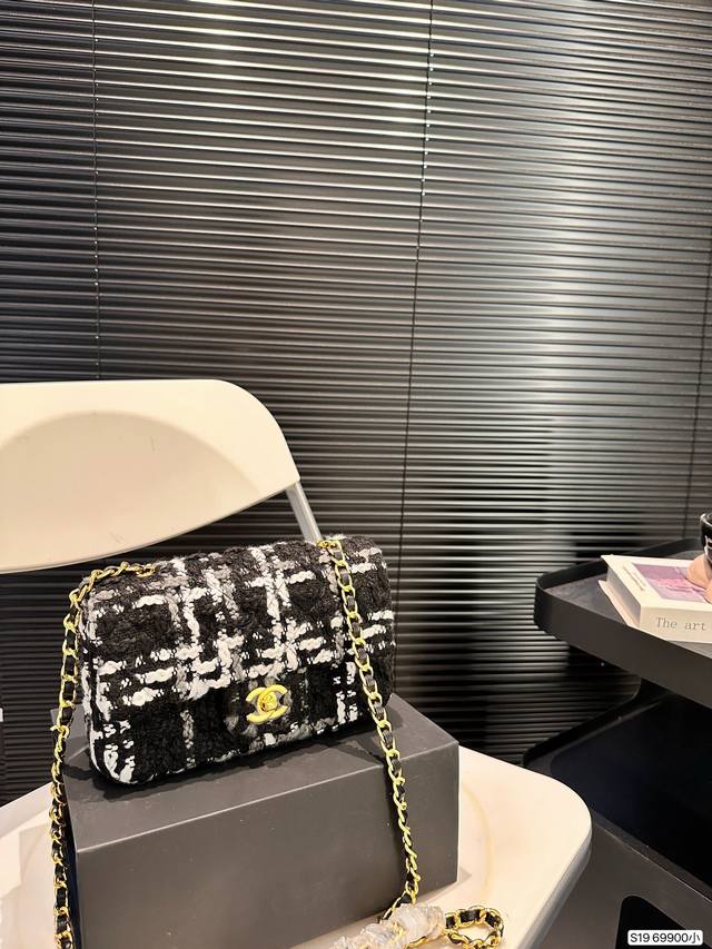 小号 配折叠盒子 香奈儿chanel 小香毛呢cf包 原版面料细节完美 真正的白富美专用包很美哦尺寸：小号20 13 货号69900