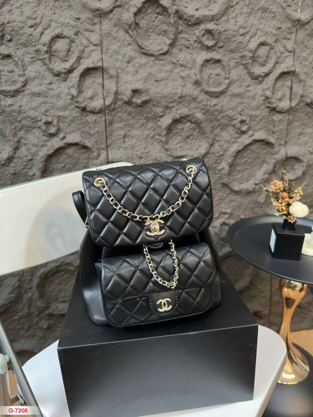 配折叠盒 尺寸22.24Cm 香奈儿 Duma 双肩包 包包质感超好！ 淡金色金属！羊皮版本 本季最可爱的双肩包 可单肩 可双肩可手提