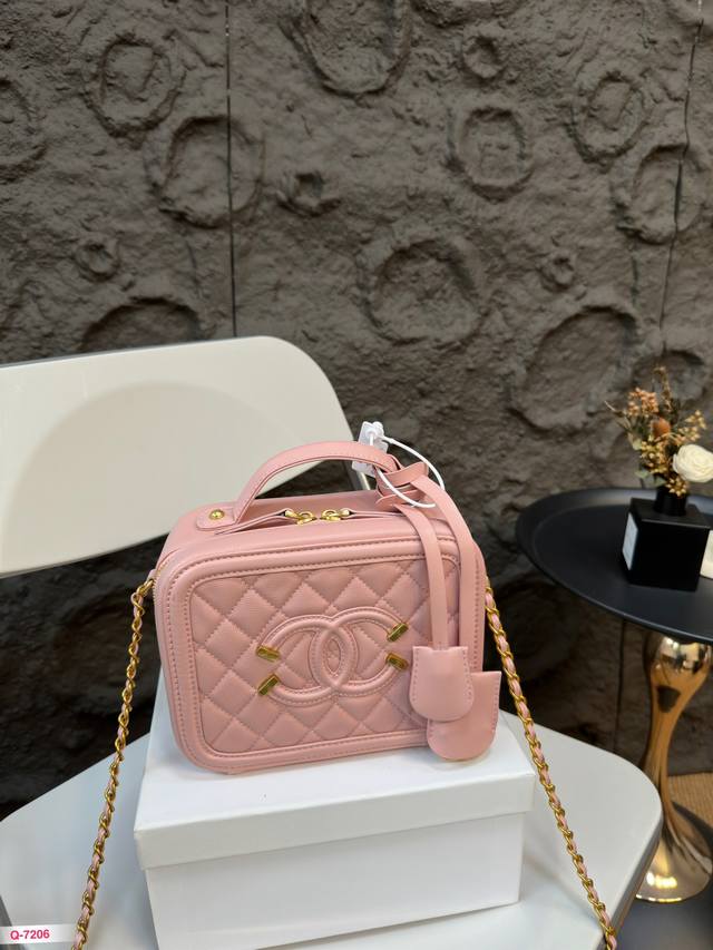 配礼盒 尺寸19.15Cm 香奈儿复古方箱子包 太喜欢啦！一见钟情提手处的设计真的超爱！ 细节做的不多不少 刚刚好！