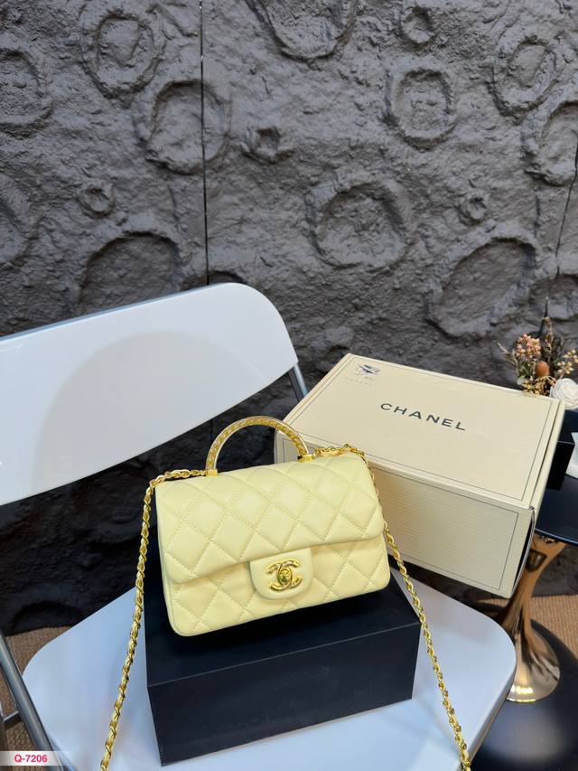 配全套礼盒包装 Chanel 香奈儿新款handle Mini Cf金属手提口盖包 单肩斜挎复古链条包 链条不可拆卸不可调节 尺寸19.12Cm