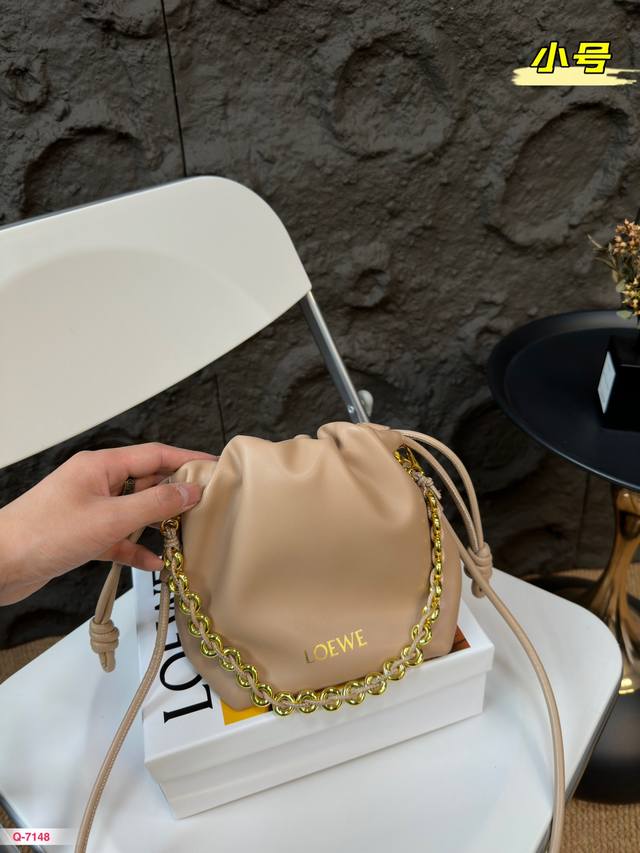 配礼盒 尺寸25.16Cm 罗意威loewe新品flamenco Purse 甜甜圈福袋！ 款式时尚百搭 可作为手拿包 亦可搭配甜甜圈链条 肩带或搭配可伸缩肩带