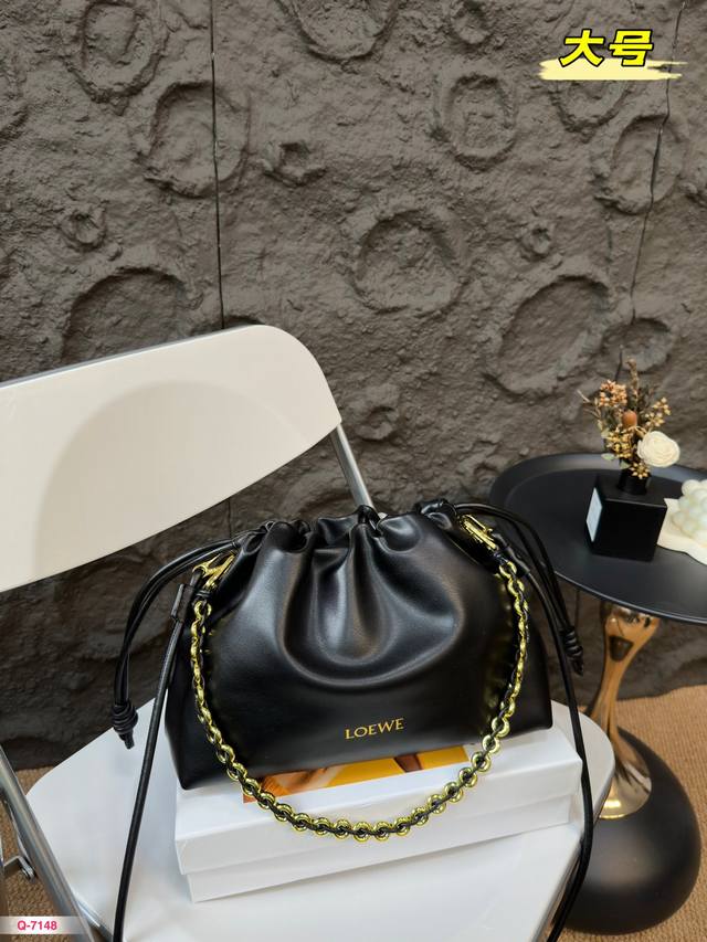 配礼盒 尺寸27.18Cm 罗意威loewe新品flamenco Purse 甜甜圈福袋! 款式时尚百搭 可作为手拿包 亦可搭配甜甜圈链条 肩带或搭配可伸缩肩带 配礼盒 尺寸27.18Cm 罗意威loewe新品flamenco Purse 甜甜圈福袋! 款式时尚百搭 可作为手拿包 亦可搭配甜甜圈链条 肩带或搭配可伸缩肩带