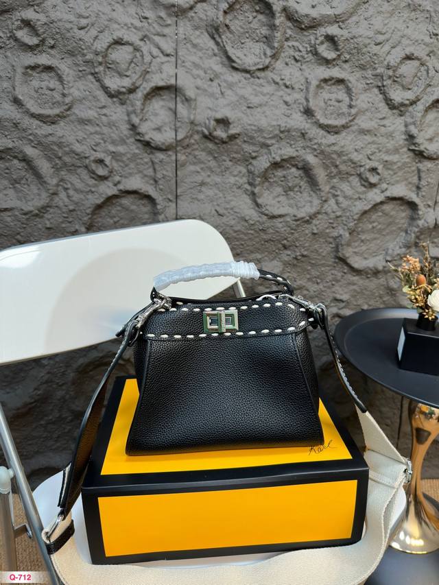 配折叠盒 Fendi 芬迪 Peekaboo 系列诞生了，也顺理成章地成为了殿堂级献礼。Peekaboo 在英文中的意思是“躲猫猫” ”，Fendi手袋，质感光