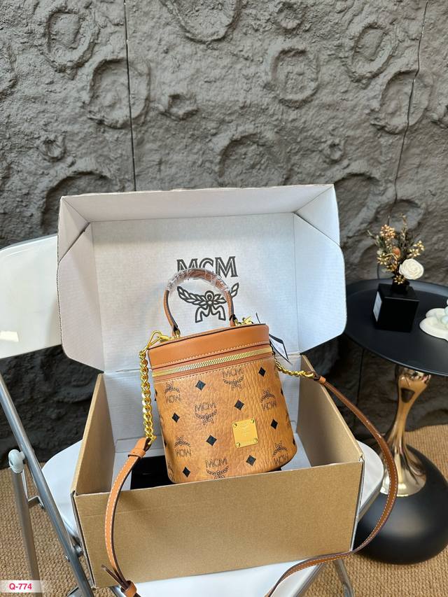 配礼盒 Mcm发财桶原单复刻 搭配休闲风的穿搭舒适又有活力 超级耐看 尺寸：15.16Cm