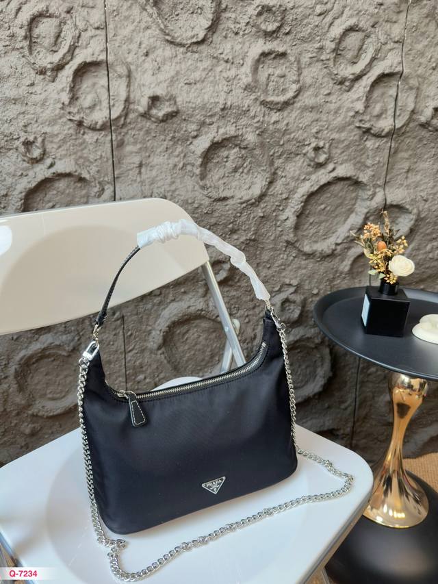 配礼盒 Size: 26*15Cm Prada Hobo 小元宝水饺包可爱又暗黑！ 寻找些与别人不一样的小众 不撞包！