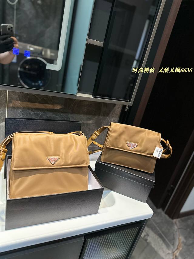 超级轻便男女同款prada邮差包电脑包 男女同款prada邮差包电脑包降落伞防水面料配皮皮肩带可拆卸可调节按扣式设计背面拉链式口袋磁扣扣合re-Nylon再生尼 超级轻便男女同款prada邮差包电脑包 男女同款prada邮差包电脑包降落伞防水面料配皮皮肩带可拆卸可调节按扣式设计背面拉链式口袋磁扣扣合re-Nylon再生尼