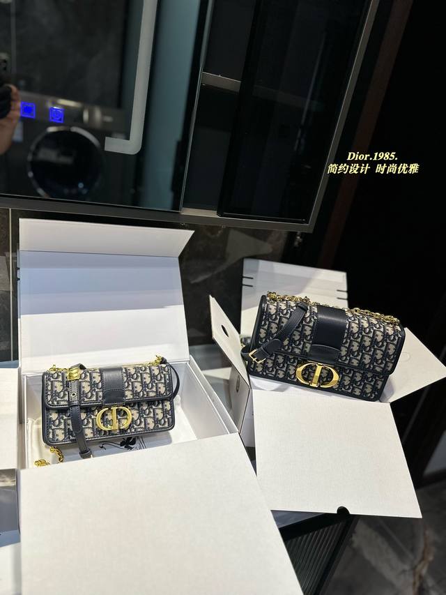 礼盒包装 原版浮雕款 Dior Camp新款 链条蒙田包 采用专柜御用原版双面绣老花料 迪奥的oblique复古印花图案早在上世纪六十年代就在巴黎时装周里掀起热