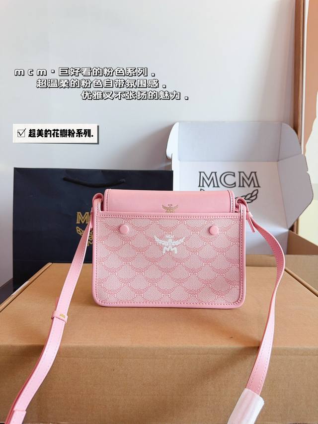 配礼盒 这也太好看了吧！ Mcm 新品 Hobo 新款邮差包 真的是今年的王炸款 邮差包还可以这样设计 一包多用 这不是妥妥的一个省么！尺寸：23*7*13Cm