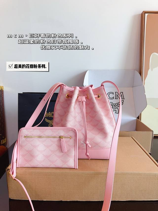 配礼盒 Mcm 抽口水桶包新品 内容超大 物超所值。超千皮系列单肩 斜挎包原单货 高品质 特别实用的一款原版五金logo 对版内里 尺寸：23*12*27Cm