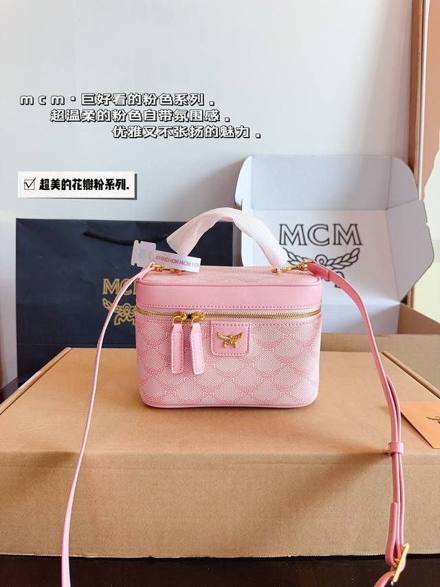 配礼盒 Mcm Visetos Origina Mcm一直游走在时尚的前沿 化妆包盒子包一直明星最爱盒子的包型既可方便携带又有容量 即使作为化妆包使用也是实至名