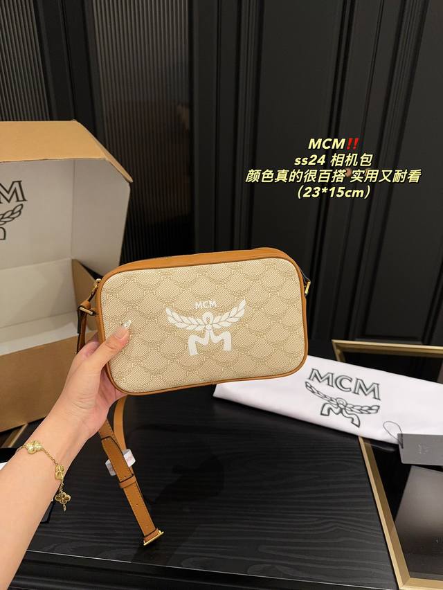 配盒尺寸23.14 Mcm Ss24相机包 中性风斜挎包 Mcm表面饰有 Lauretos 经典花纹高贵的月桂叶图案,正面及正中位置则饰有撞色色调的标志性mcm 配盒尺寸23.14 Mcm Ss24相机包 中性风斜挎包 Mcm表面饰有 Lauretos 经典花纹高贵的月桂叶图案,正面及正中位置则饰有撞色色调的标志性mcm