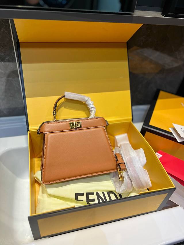 折叠礼盒 Fendi芬迪手提包 实物颜色很nice 也很独特 日常出街 可斜挎 可手拎 经典百搭 集美必入 J尺寸: 20 15 折叠礼盒 Fendi芬迪手提包 实物颜色很nice 也很独特 日常出街 可斜挎 可手拎 经典百搭 集美必入 J尺寸: 20 15