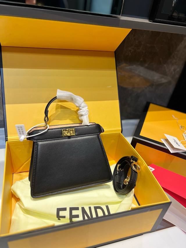 折叠礼盒 Fendi芬迪手提包 实物颜色很nice 也很独特 日常出街 可斜挎 可手拎 经典百搭 集美必入 J尺寸： 20 15