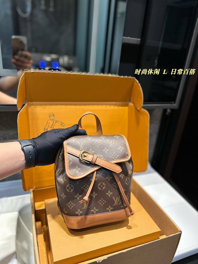 Lv双肩包 简单百搭 颜值高 日常出街首选 潮酷时尚女孩必入款 尺寸：18 22