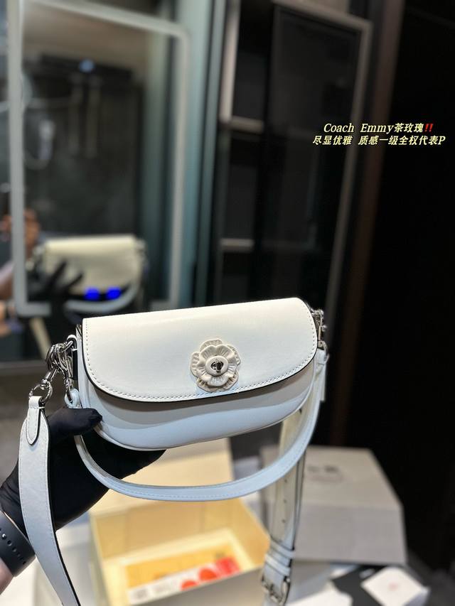 礼盒包装 Size: 23.13Cm 蔻驰 新款茶玫瑰 山茶花双肩带包 是我很偏爱的颜色!!! 五金质感特别好 礼盒包装 Size: 23.13Cm 蔻驰 新款茶玫瑰 山茶花双肩带包 是我很偏爱的颜色!!! 五金质感特别好