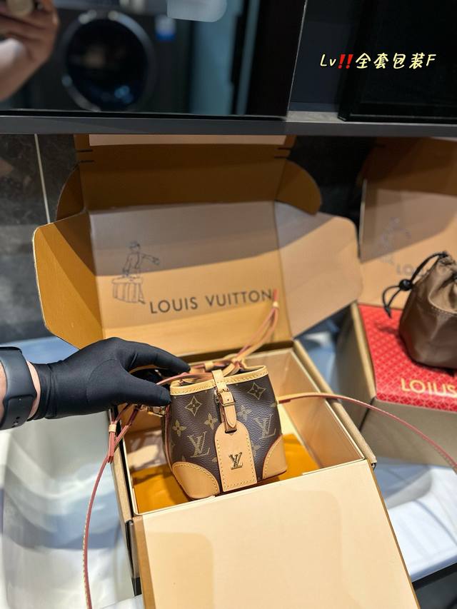 折叠飞机礼盒 Size:12.12Cm Lv Noe Purse 小烧麦真的巨可爱! 包包的容量还 肩带长度虽然不能调节 但很好用! 折叠飞机礼盒 Size:12.12Cm Lv Noe Purse 小烧麦真的巨可爱! 包包的容量还 肩带长度虽然不能调节 但很好用!