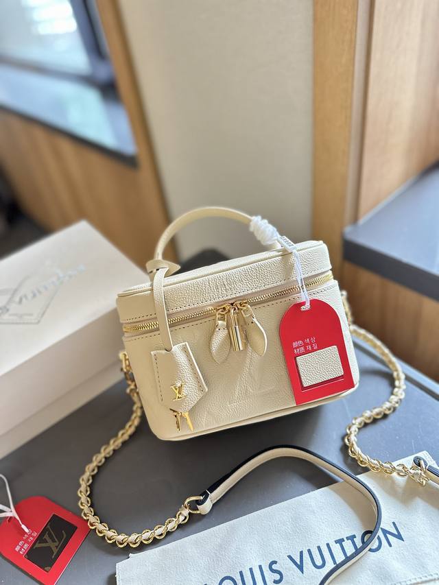 纯皮 “折叠礼盒官网飞机盒” Lv Vanity Pm 化妆箱 软盒子 太鸡肋 近几年lv的脑洞真的是越开越大，设计独特而经典 小巧的独特造型，搭配各种复古的颜