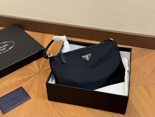 配盒子 韩国订单 Size：24*14Cm 普拉达 Hobo 尼龙腋下包 看到实物真的堪称完美！ 包装 设计超级方便和舒服！ 绝绝子！