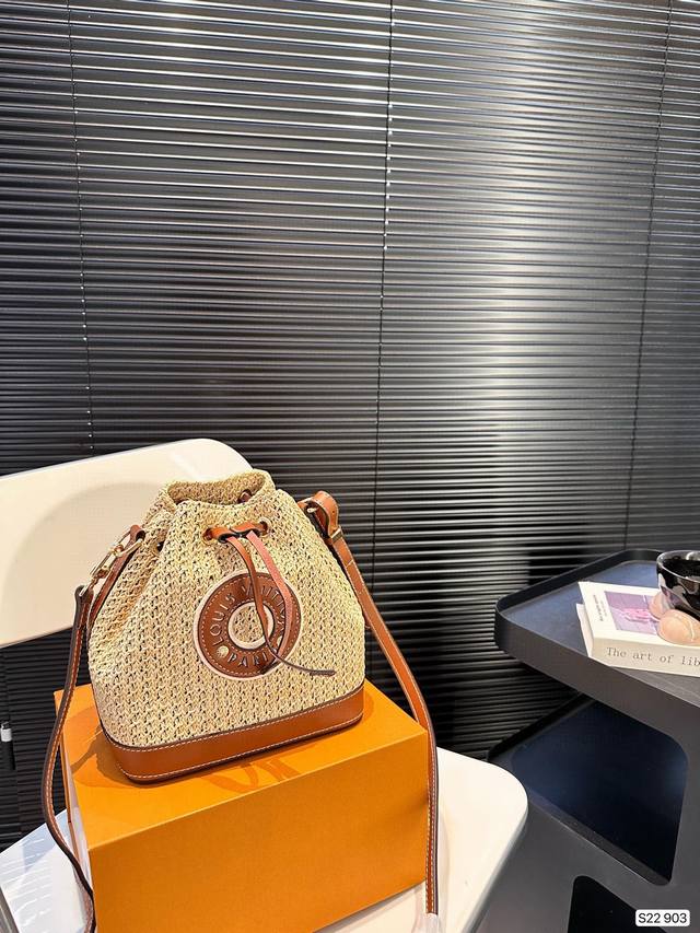 配折叠盒子 Lv编织水桶包 拉菲草 Lv Noe Purse 手袋 本款 Noe Purse 手袋为钩编拉菲草搭配皮革饰边,以源自noe 手袋的抽绳设计收束精巧 配折叠盒子 Lv编织水桶包 拉菲草 Lv Noe Purse 手袋 本款 Noe Purse 手袋为钩编拉菲草搭配皮革饰边,以源自noe 手袋的抽绳设计收束精巧