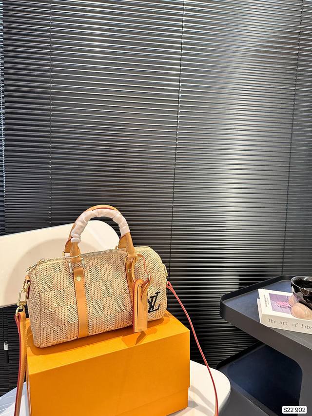 配折叠盒子 Lv编织枕头包 拉菲草 本款 Noe Purse 手袋为钩编拉菲草搭配皮革饰边,实现多种背携方式和造型选择。尺寸:25 14 货号902 配折叠盒子 Lv编织枕头包 拉菲草 本款 Noe Purse 手袋为钩编拉菲草搭配皮革饰边,实现多种背携方式和造型选择。尺寸:25 14 货号902