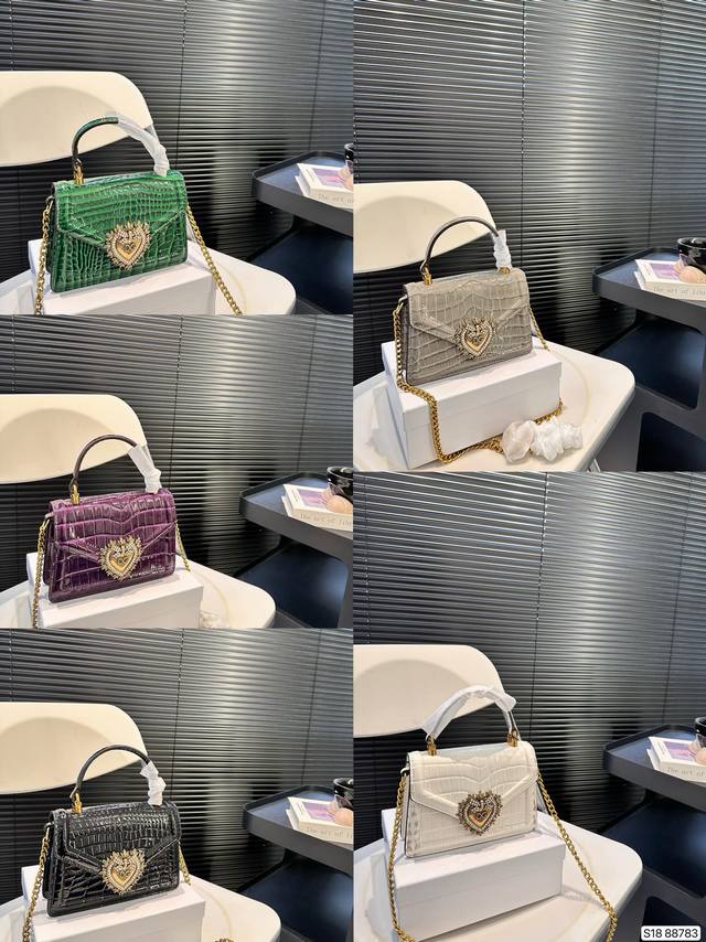 配盒子dg重工包，很漂亮的包这是最喜欢的包包，感觉真的是谁背谁漂亮，好喜欢，背着回头率好高，哈哈，感觉超级百搭的包包尺寸19 14货号 88783