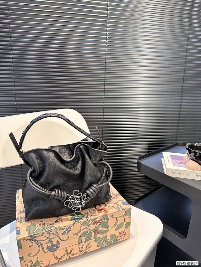 配折叠盒子 纯皮罗意威福袋手提包loewe Anagram 原列新品包包分享 被种草的loewe 系列， 简单大方，超适合日常，容量太可了，包身挺括、质感满满~