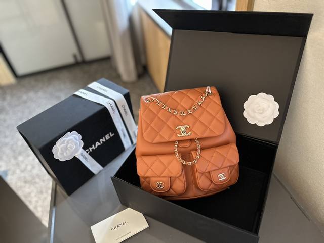 折叠礼盒包装 Chanel24P Duma中号双肩包 口袋设计加上三个chanel双clogo整包很立体有型 尺寸24