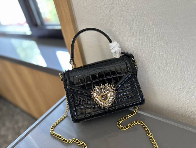 礼盒包装 杜嘉班纳手提斜挎包 鳄鱼纹 尽显高级奢华 非常百搭 集美必入款 尺寸20 礼盒包装 杜嘉班纳手提斜挎包 鳄鱼纹 尽显高级奢华 非常百搭 集美必入款 尺寸20