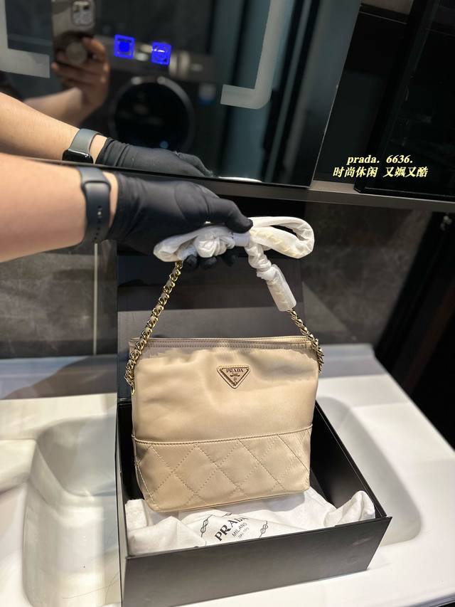 Prada朱珠同款尼龙链条包火的原因无非就是黑金高级、尼龙轻便、设计极简风格、实用耐用又好打理、又能装东西21×17 Prada朱珠同款尼龙链条包火的原因无非就是黑金高级、尼龙轻便、设计极简风格、实用耐用又好打理、又能装东西21×17