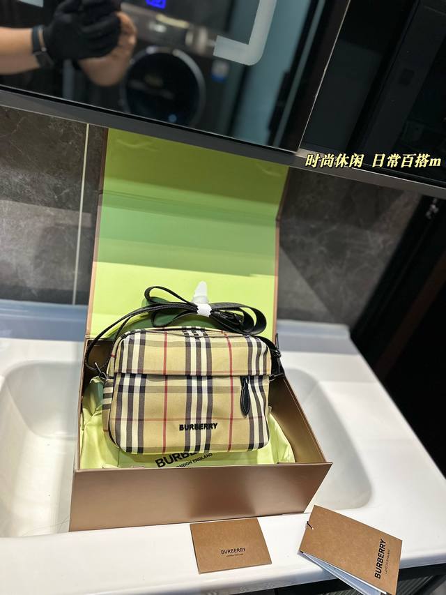 礼盒包装 Bur 经典格子相机包 旅行居家工作很方便哦！ 男朋友很中意的一款！ 小朋友，男朋友、女朋友，叔叔阿姨都可以用的一款哦！尺寸：22*15Cm