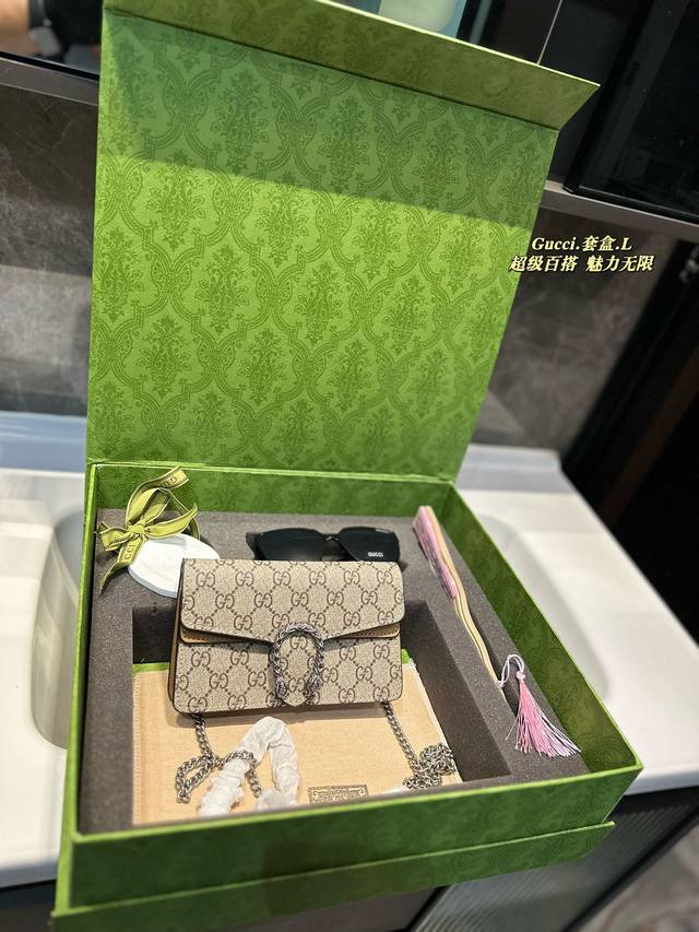 礼盒包装 Gucci Nano酒神眼镜车挂扩香石小扇子 Gucci Nano Dionysu ,一款mini 酒神真的是美的心都融化了 大小size刚刚合身,超 礼盒包装 Gucci Nano酒神眼镜车挂扩香石小扇子 Gucci Nano Dionysu ,一款mini 酒神真的是美的心都融化了 大小size刚刚合身,超