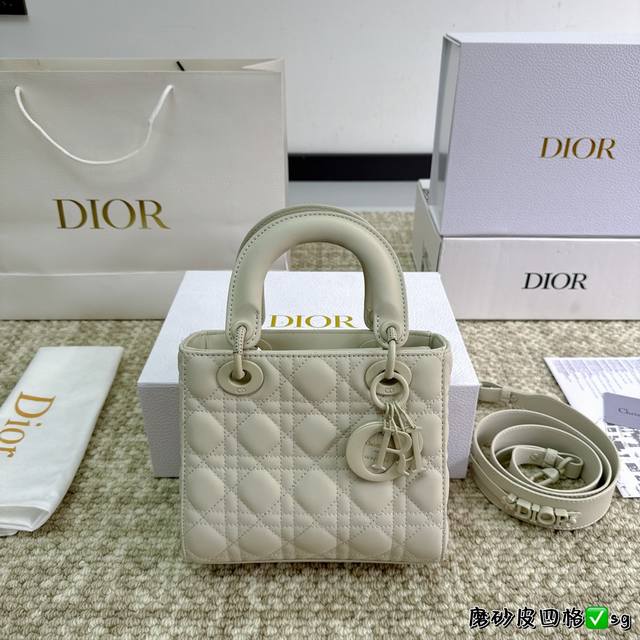 全套包装 原版皮 原版肩带 磨砂四格lady Dior 戴妃磨砂这只新出的磨砂系列真的太好看了吧！直直击中我的心脏、配上赠送的丝巾简直了！太般配了吧！！这个si