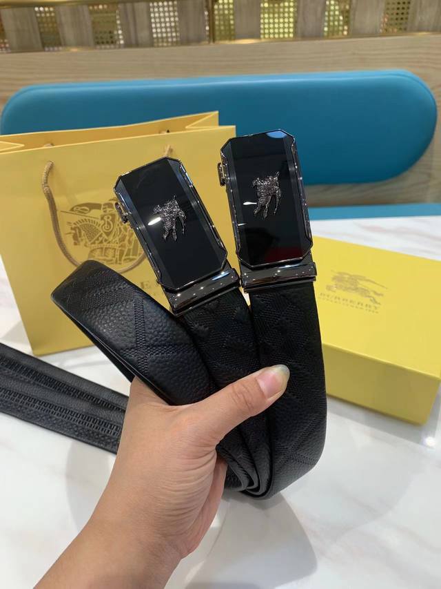 礼物送礼首选巴宝莉最新款自动扣 头层牛皮经典花纹 火爆全网 好货上手就知超级时尚款式的自动扣。让你走到哪里都是焦点。设计独特，穿戴更舒适大气，品质非常好，高端客